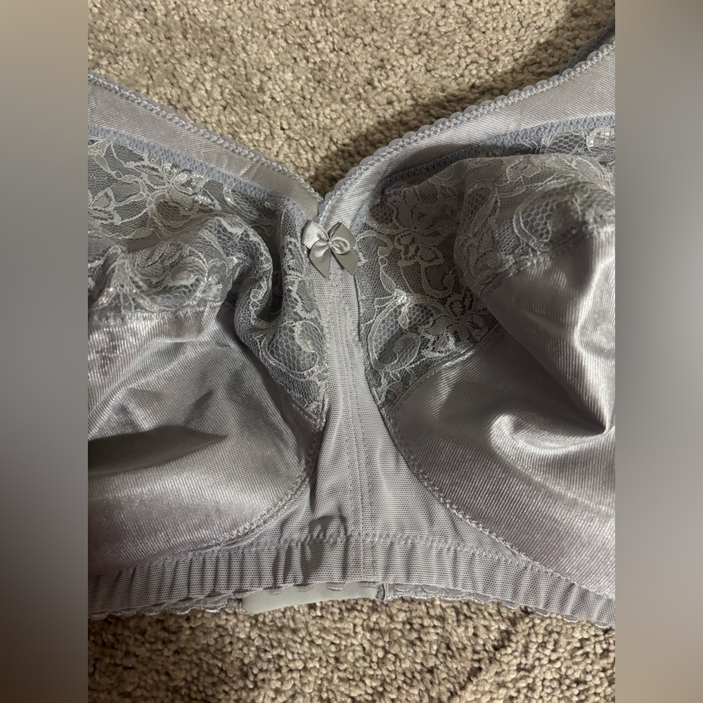 GLAMORISE Soft Grey Magic Lift Full-Figure wireless bra Support Bra
40H - Picture 3 of 12
